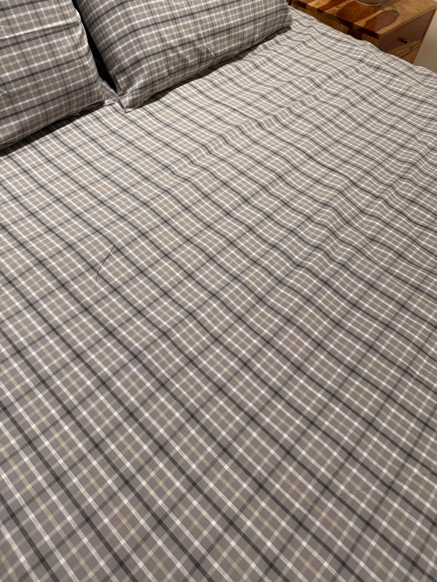 Grey Plaid Bed Sheet with 2 Pillow Cover